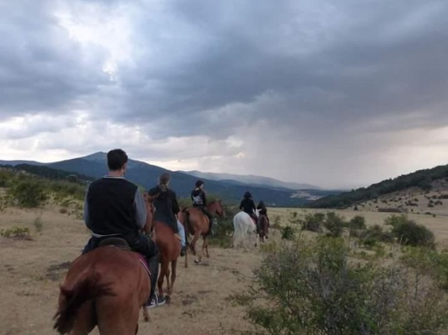 Dirigiendonos con los caballos hacia las montanas